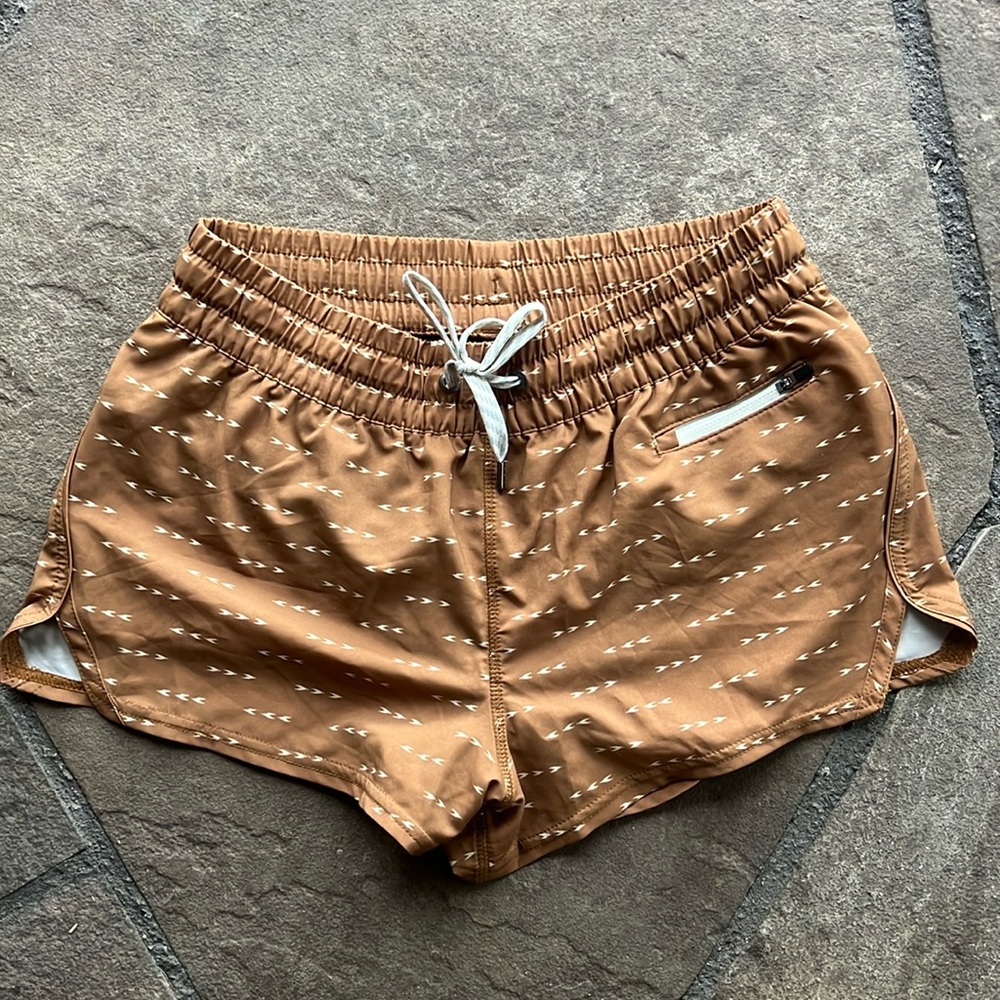 Vuori Women's Rust/Tan Printed Athletic Shorts